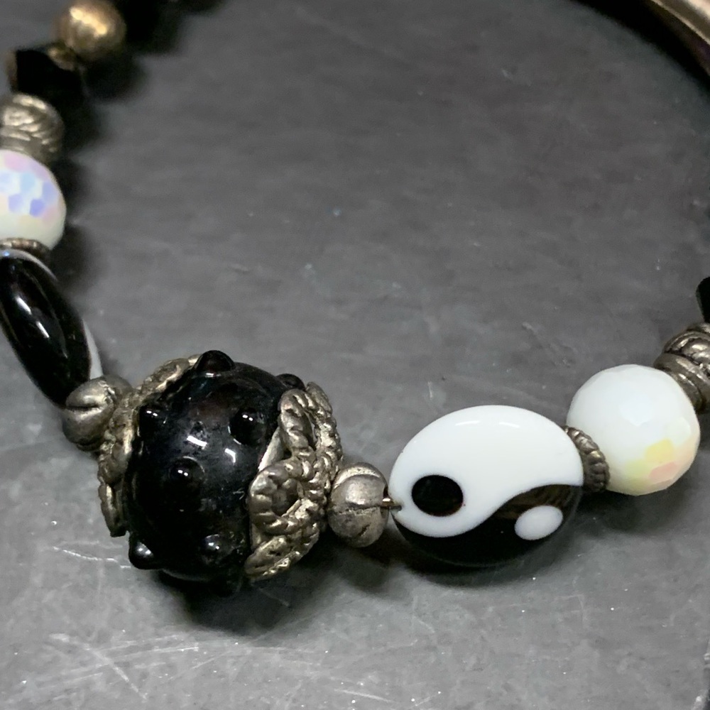 🤑 5 for $25 Unique Black and White Bracelet with Distinct Beads - Picture 2 of 2